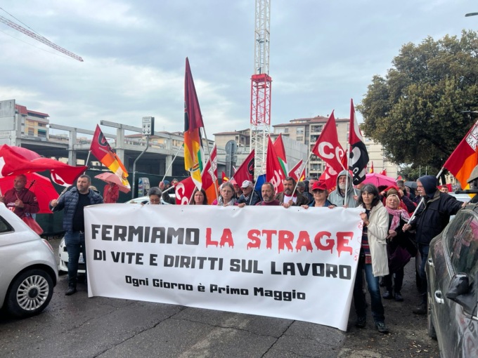 Il Primo Maggio davanti al cantiere in via Mariti a Firenze: “Fermiamo la strage”
