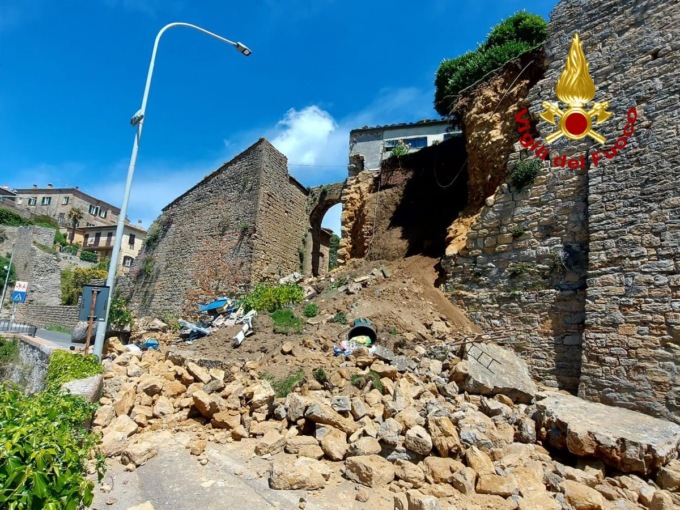 Volterra, crollano le mura medievali: un ferito