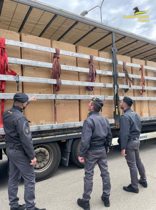 Sequestrate 10 tonnellate di tabacco: erano destinate ad una società con sede ad Arezzo