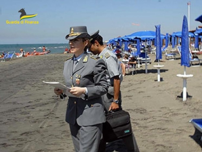 Ombrelloni non dichiarati e mancate emissioni di scontrini: stabilimento balneare di Livorno evade 250mila euro