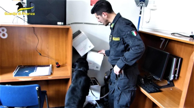 Giocavano d’azzardo su siti irregolari esteri: sequestrati 15 computer nell’internet point di Prato