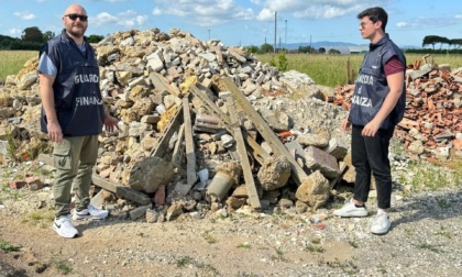 Discarica abusiva a Ponsacco da 70 tonnellate di scarti edili: denunciato imprenditore 46enne