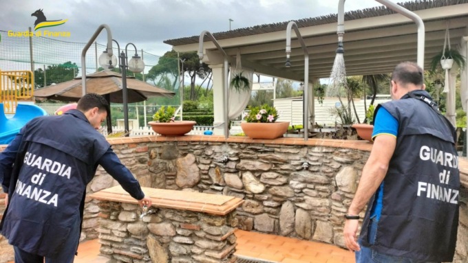 Prelevavano abusivamente acqua pubblica: maxi sanzione a stabilimenti balneari del litorale apuano e versiliese