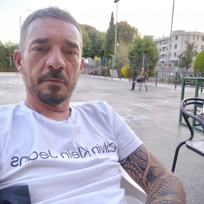 Schianto nella notte a Prato, muore centauro di 49 anni: ricostruita la dinamica, si indaga sulle cause