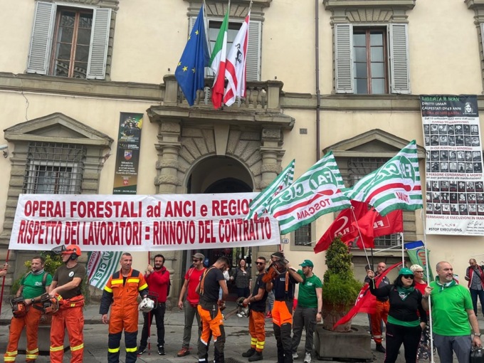 Operai forestali protestano davanti alla Regione: l’impegno del presidente Eugenio Giani