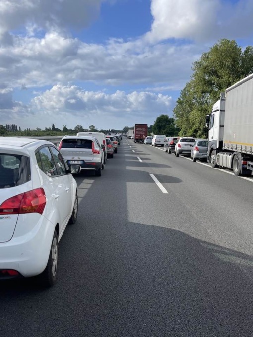 Schianto in autostrada, muore 32enne. A12 a lungo in tilt tra Sarzana e Carrara in direzione Livorno