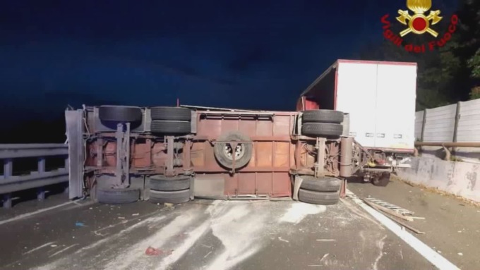 Scoppia uno pneumatico, camion carico di marmo si ribalta sulla A12: strada bloccata