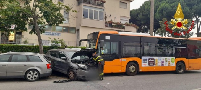Livorno, autobus si schianta contro le auto in sosta: autista in ospedale