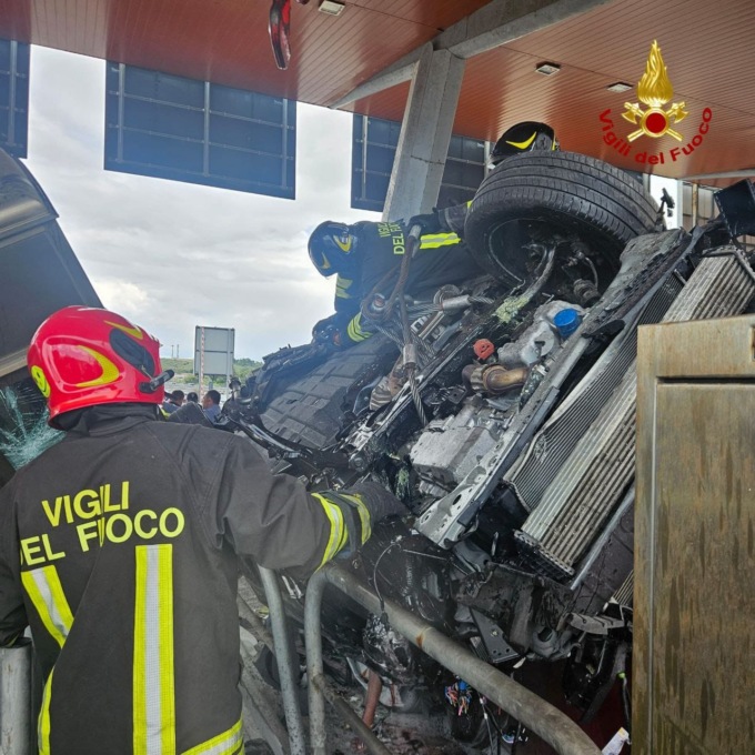 Rosignano, terribile schianto al casello: tre morti e cinque feriti gravi