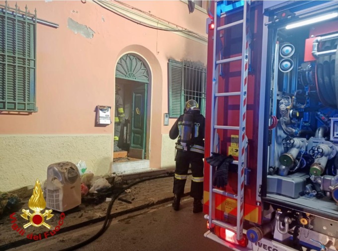 Pisa, paura nella notte per un incendio all’affittacamere: nessun ferito