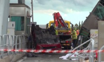 Schianto a Rosignano, un inferno di lamiere. Tre morti e sette feriti