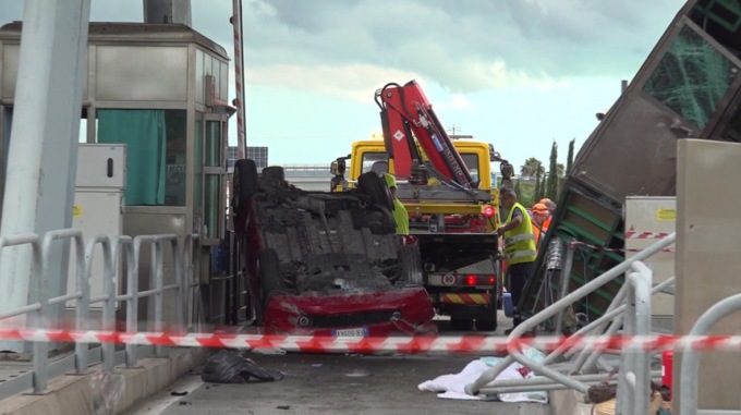 Schianto a Rosignano, un inferno di lamiere. Tre morti e sette feriti