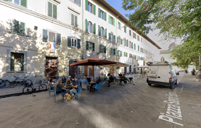 Degrado in Piazza Santo Spirito, titolare di un locale aggredito da una banda di ragazzi