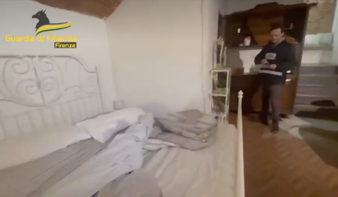 Nello scantinato in centro a Firenze un B&B abusivo: era locato in nero sulle piattaforme online