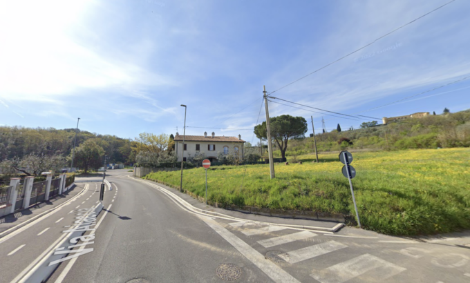 Poggio a Caiano, 37enne inseguita e presa a sprangate dall’ex marito davanti alla figlia piccola