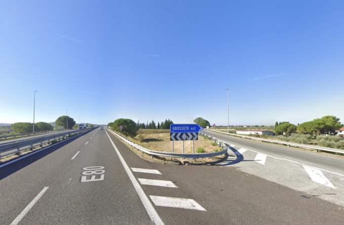 Furgone tampona auto e la ribalta: grave 50enne coinvolto nell’incidente a Grosseto