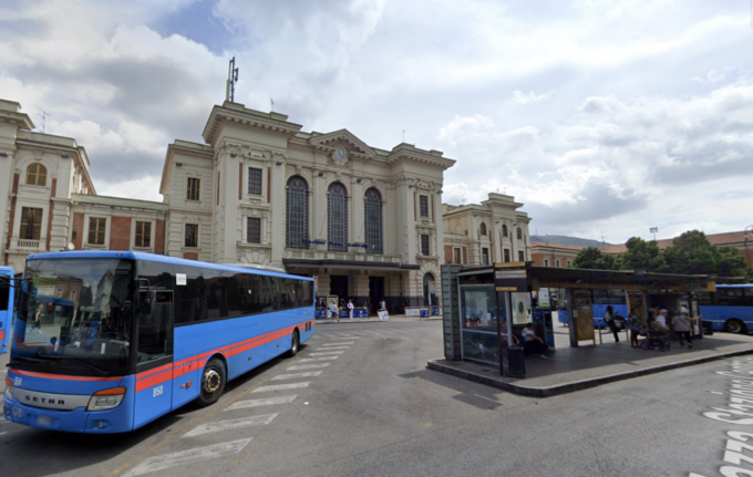 Aggressione a Prato, 60enne preso a bastonate senza apparente motivo