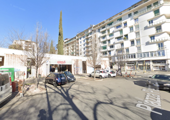 Sorpreso con i biscotti rubati al supermercato, minorenne prende a morsi gli addetti alla vigilanza