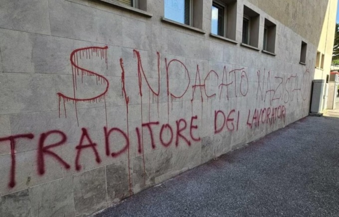 I No Vax danno dei “nazisti” alla Cisl: imbrattata la sede di Firenze