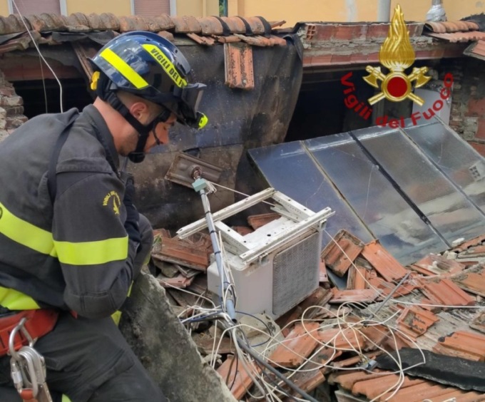 Crolla il tetto di un edificio a San Giovanni Valdarno: due famiglie evacuate