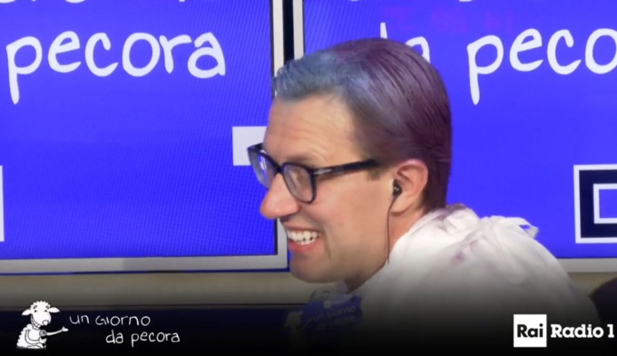 Nardella ha mantenuto la promessa: capelli tinti di blu e viola in diretta per festeggiare l’elezione
