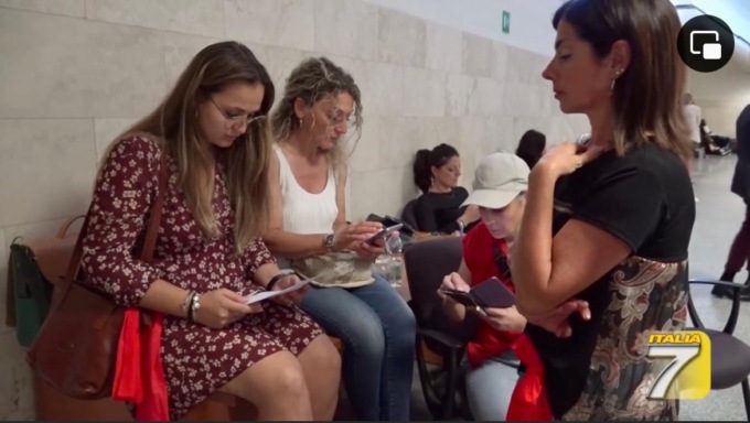 Telecamere nelle docce dell’ospedale: “Ci sentiamo ancora violate”. In 50 le infermiere davanti al tribunale