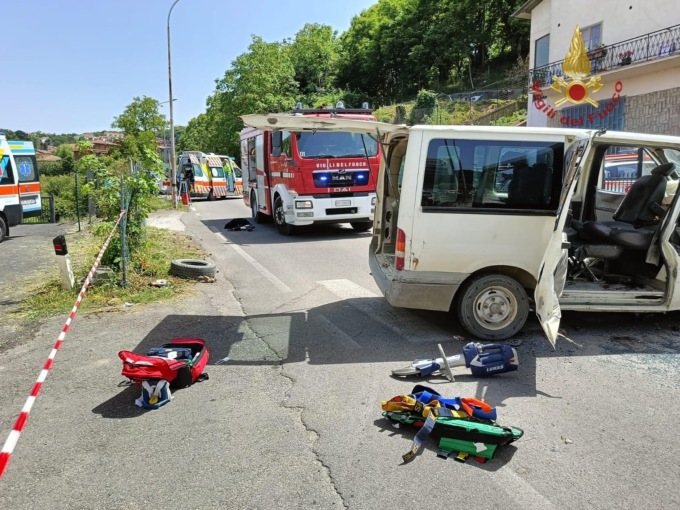 Arcidosso, minivan contro il muro di una casa: otto feriti, tre sono gravi