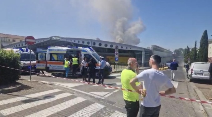 Incendio al supermercato a Sesto Fiorentino, grande paura per due lavoratori rimasti bloccati