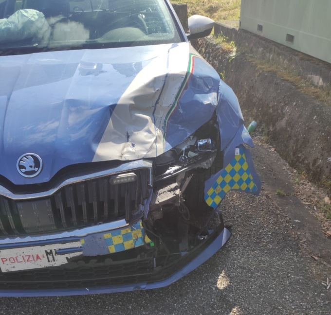 Inseguimento ad alta velocità in autostrada, speronata un’auto della Polizia: arrestata banda di ladri