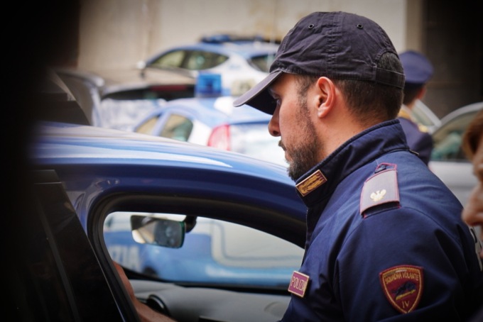 Furti sulle auto in sosta in Piazza Vittorio Veneto a Firenze: 24enne fermato in flagrante