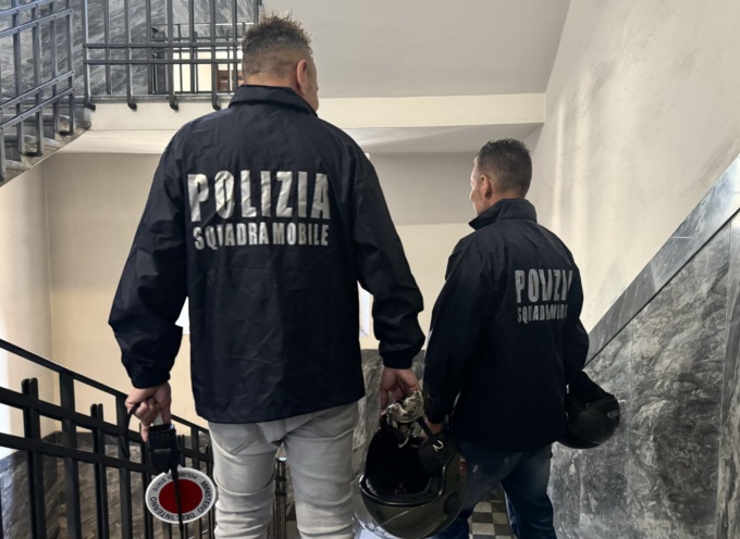 Rapine in Versilia, 2 minori arrestati per assalto in Darsena