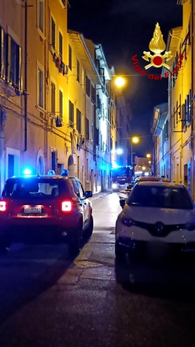 Incendio in appartamento a Livorno nella notte: donna in ospedale