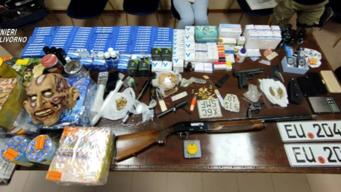Armi, droga e non solo: l’impero dell’illegalità nell’abitazione di un 62enne di Livorno