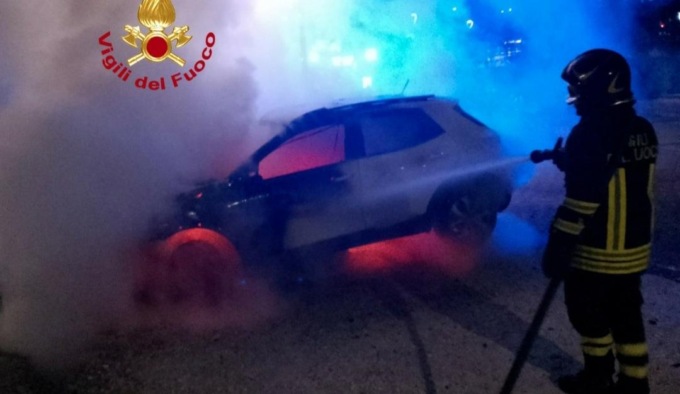Incendio in un parcheggio di Careggi: auto completamente distrutta