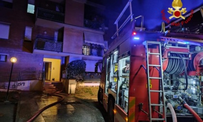 Incendio in un condominio a Lucca, cinque appartamenti evacuati e un ferito