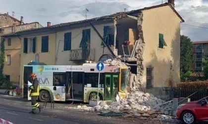 Autista colto da malore, si schianta con l'autobus contro una palazzina e la sventra