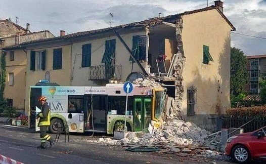 Autista colto da malore, si schianta con l’autobus contro una palazzina e la sventra