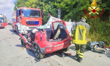 Grave incidente tra auto e tir: padre in gravi condizioni, miracolosamente illesa la figlia di un anno