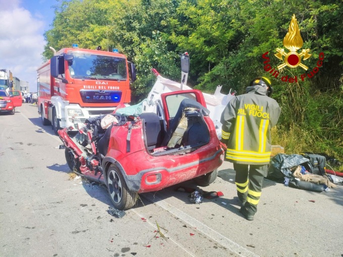 Grave incidente tra auto e tir: padre in gravi condizioni, miracolosamente illesa la figlia di un anno