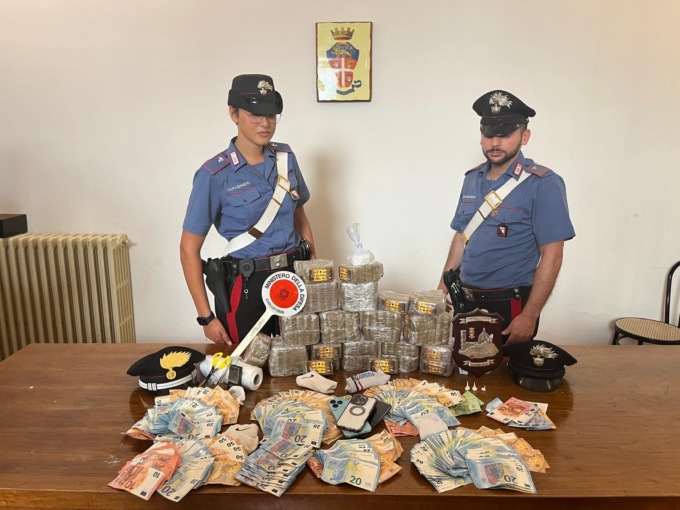 La camera d’albergo? Trasformata in un deposito di droga