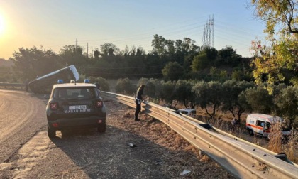 In fuga da Chiusi con un furgone rubato, finiscono fuori strada per fuggire ai Carabinieri: un morto