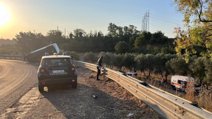 In fuga da Chiusi con un furgone rubato, finiscono fuori strada per fuggire ai Carabinieri: un morto