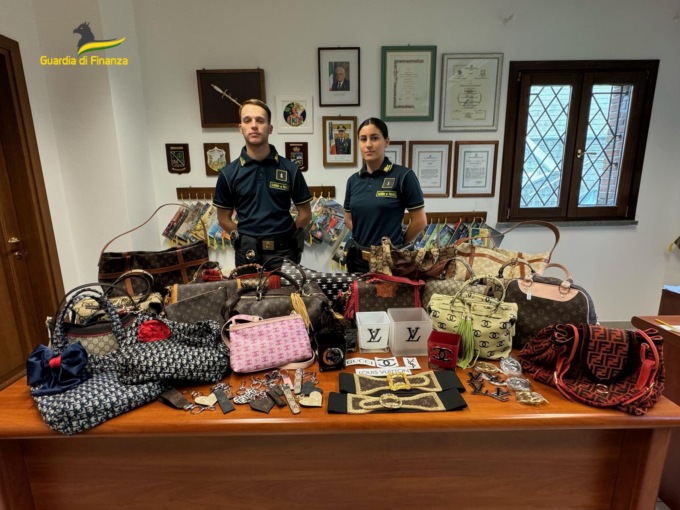 In casa un laboratorio della contraffazione: 67enne di San Miniato vendeva falsi articoli di lusso sul web