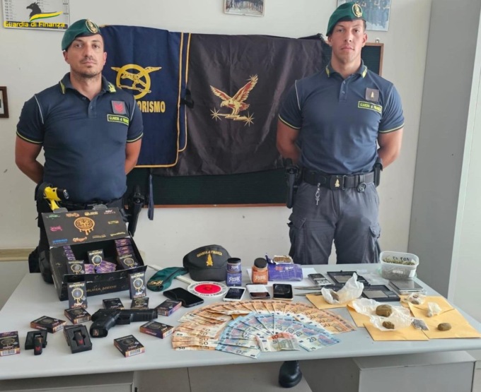Nell’appartamento di Pisa una centrale dello spaccio: vendevano droga su ordinazione mediante Telegram