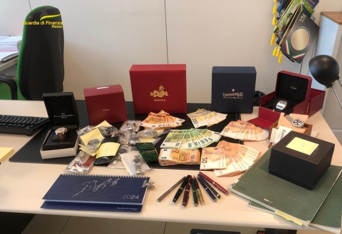 Ricettazione di gioielli e orologi di lusso, maxi sequestro a Pistoia: 21 indagati in tutta Toscana