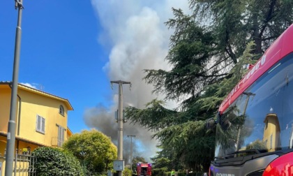 Incendio in un capannone abbandonato a Campi Bisenzio: "Chiudete le finestre"