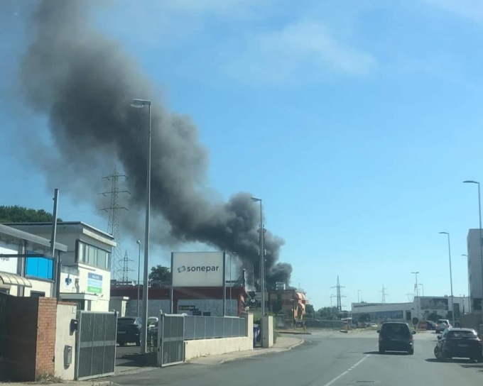Incendio in un’officina di Stagno, alta colonna di fumo: paura tra i dipendenti