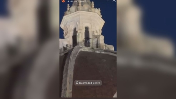 Si arrampica sulla cupola del Duomo di Firenze: denunciato