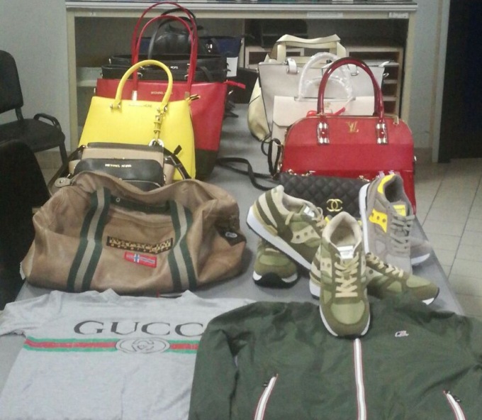 Compra una borsa contraffatta, multata con 600 euro