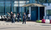 Sollicciano, dopo la rivolta il presidio di protesta davanti al carcere di Firenze